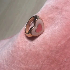 Ringar  - Väldigt fint skikt, guldfärgade ringar från HM som var helt slutsålda! Säljer båda tillsammans ❤️