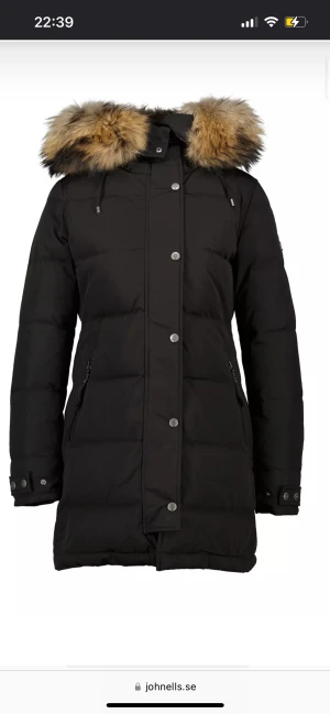 Hollies subway jacka - Säljer min hollies jacka i bra skick. Fin vinterjacka som är varm och bekvämlig. Säljer för 1500kr köpte för 5000kr. Det är en storlek 40 passar en som är i storlek small/medium.