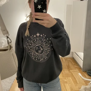 Sweatshirt ASOS - Jättefin oversized sweatshirt från asos i storlek 36/S. Säljer då den tyvärr aldrig kommit till användning. Använd ca 3 gånger så den är i nyskick! Köpt för 260kr💘💘