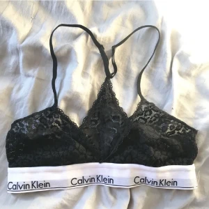 Spetstopp - Spetstopp från Calvin Klein. Jättefint skick. Storlek xs/s💕