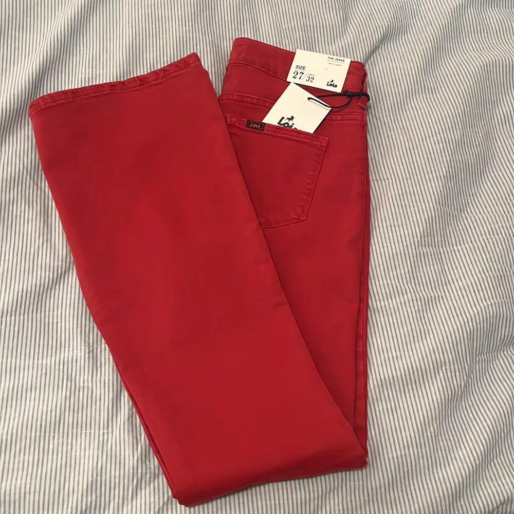 Intressekoll på mina röda Lois jeans. Nypris 1999kr💕. Jeans & Byxor.