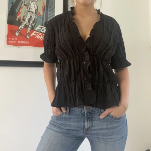 Topp från zara!!! - Topp/blus från zara som är supergullig!!! Passar till både vardag o mer festliga tillfällen 😚😚Prislapp finns fortfarande kvar
