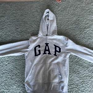 Gap hoodie säljes i mycket bra skick knappt använd!