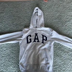 Gap hoodie - Gap hoodie säljes i mycket bra skick knappt använd!