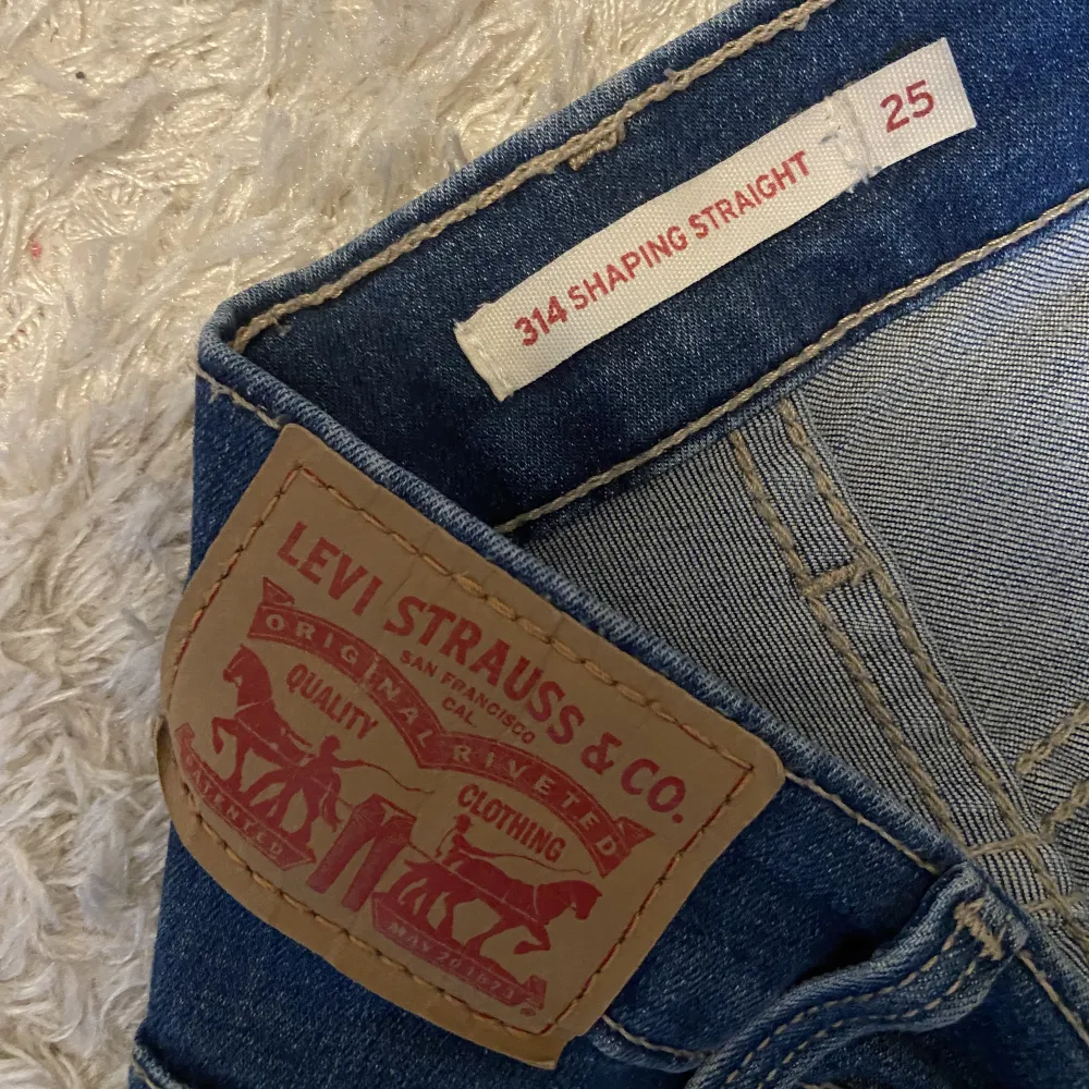 Levis jeans i modellen shaping straight. Använd skick och uppsprättade för att bli längre🤍. Jeans & Byxor.