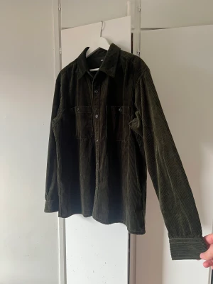 Overshirt manchester  - Aldrig använd Overshirt i Manchester-tyg  Mörkgrön