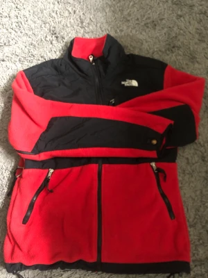 The North Face fleece - North face fleece tröja i storlek M. Bra skick använd flera gånger. Inga hål eller så överhuvudtaget.