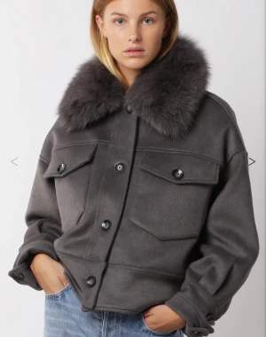 Meotine jacka  -  Har använt jackan max 2 gånger och därför säljer jag den då den inte har kommit till någon njuta utan att ta upp gadurobs plats. Inga skador finns på jackan. Ställ gärna frågor och skriv gärna om du skulle vilja ha några mer bilder. 