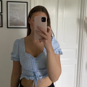 Blå blus - Blå blus med vita blommor. Super söt och i bra skick💕