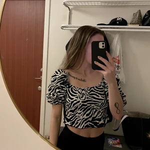 Topp - Fin topp som är köpt ifrån Bikbok. Storlek S.