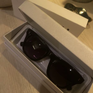 Svarta Chimi solglasögon - Säljer den gamla 007-modellen som inte går att köpa längre. Köpta för något år sedan och har används en del men fortfrande i bra skick. Säljer på grund av att jag bara inte får användning av de här längre. Fler bilder kan skickas om så önskas!😊🩷