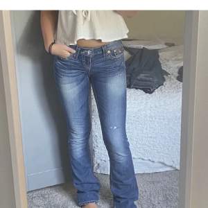 Säljer mina fina jeans från true religion! Bilderna är lånade av hon jag köpte dom av o säljer då dom inte kommer till användning längre, nypris ca 2000-3000. Midjemått ca 77 och innerbenslängden är ca 80💘