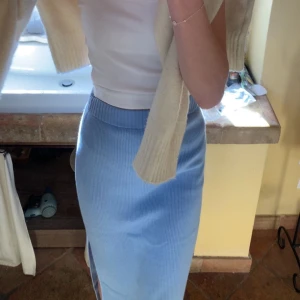 Blå kjol - Säljer denna blåa kjol från hm i storlek xs, säljer pga att den inte passar mig längre, skriv och fråga gärna om du undrar något❤️