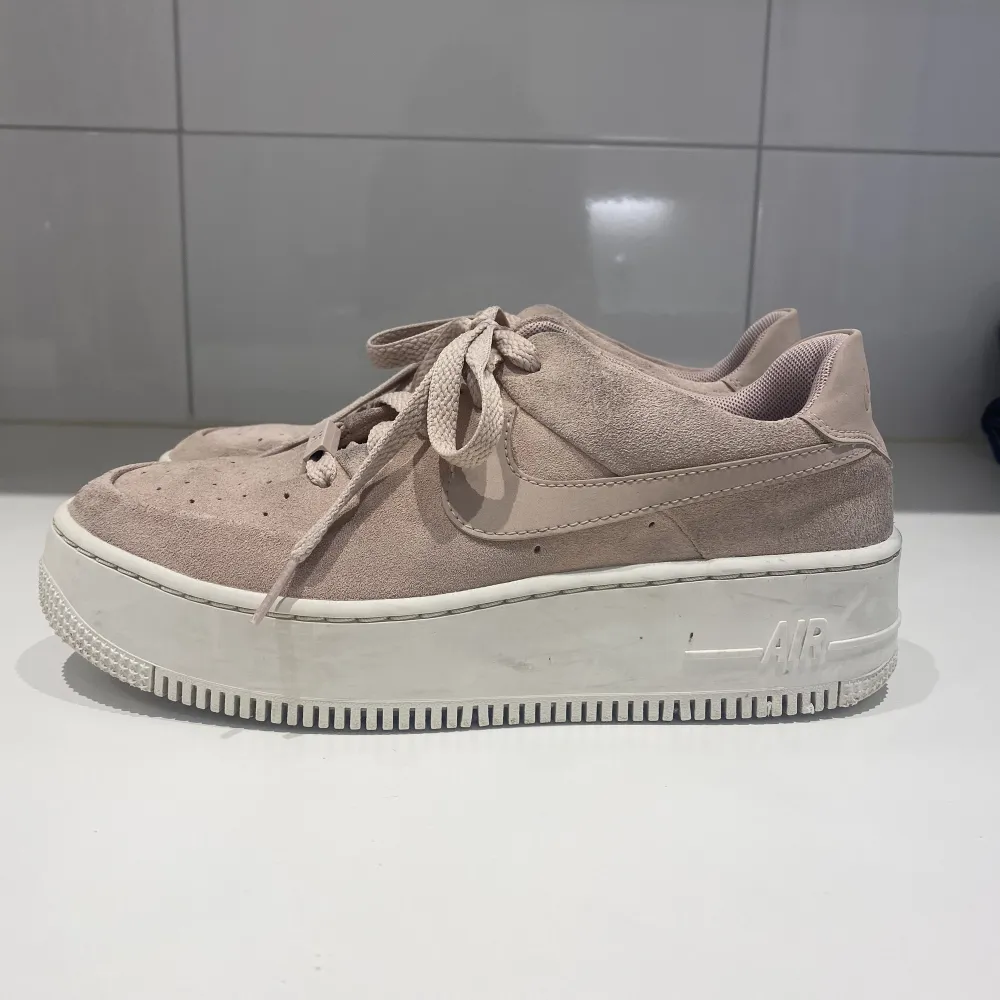 Rosa airforces. Använda max 10 gånger och i relativt fint skick. Lite smutsiga här och där dock. . Skor.