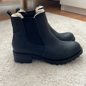 Vinter/höst skor - Vinter/ höst skor med foder/fluff inuti. I mycket gott skick. Använt fåtal gånger