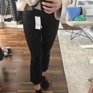 Zara jeans  - Helt oanvända zara jeans! Prislappen på. Är utsvängda längre ner och helsvarta 
