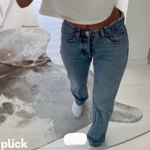 Zara midrise jeans - Säljer dessa jeans från zara eftersom de inte kommit till användning! Kontakta mig för fler bilder❣️