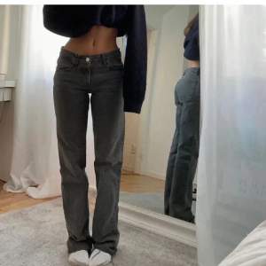 Säljer dessa svartgråa jeans från zara som inte kommer till användning! Är i nyskick och superfina!💗