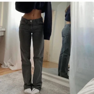 Midrise zara jeans - Säljer dessa svartgråa jeans från zara som inte kommer till användning! Är i nyskick och superfina!💗