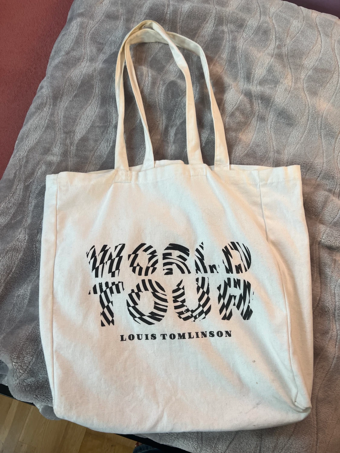 Louis Tomlinson tote bag