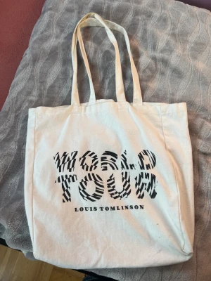 Louis Tomlinson tote bag - Säljer en Louis Tomlinson tote bag