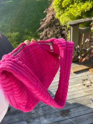 Gina rosa väska  - En nästan helt oanvänd väska från Gina som jag köpte förra sommaren. Är ganska rymlig och väldigt mjuk. 