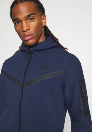 Nike tech fleece - Mörkblå nike tech fleece. Är i mycket bra stick och inga skador