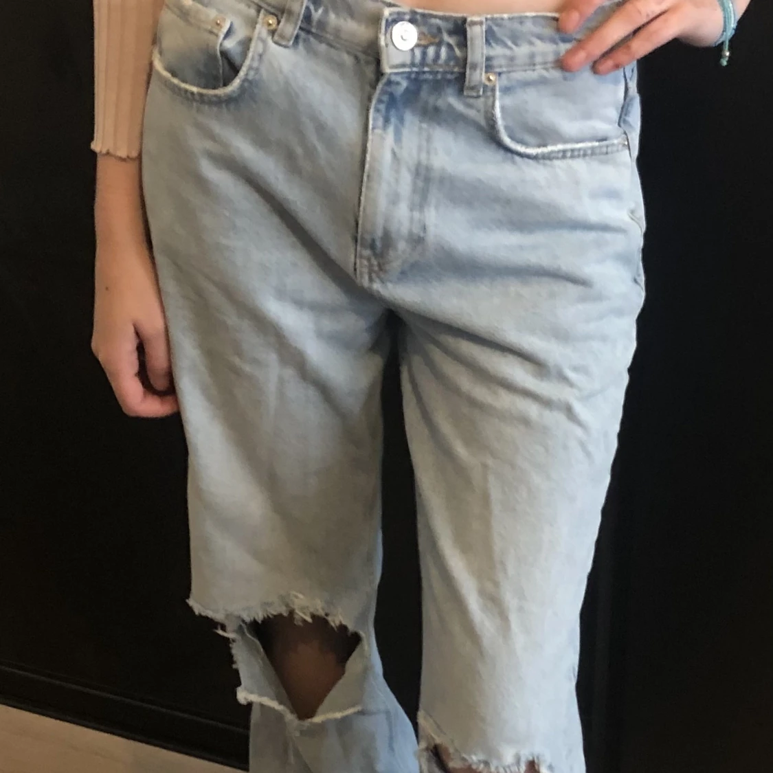 Blå Jeans med knähål