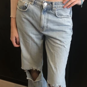 Blå Jeans med knähål - Titeln säger det mesta