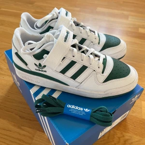 Adidas forum low storlek 40 2/3 - Säljes på grund av att de inte används. Nyskick då de endast är använda ca 3 gånger.