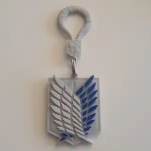 AoT keychain I väldigt fint skick, använd max 2 gånger ute och har displayats i en hylla hemma. 