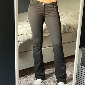 Svarta lowrise jeans  - Skitnsnygga svarta jeans som säljs pga kommer inte till användning. Uppskattar storleken som en 36a. Skönt material. Jeansen heter ”pretty flared”, är köpta secondhand. Är 177cm lång o har cirka 85cm i min innerbenslängd. 