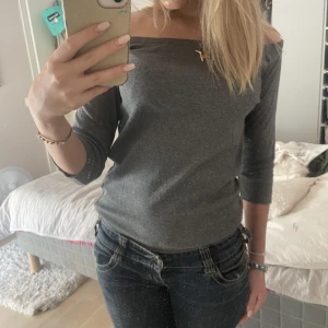 Topp - Grå off shoulder trekvartsärmad topp🤍🤍