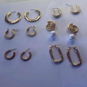 örhöngen i guld 6 pack🤍 - 6 pack guld örhängen !!  Man får med en påse med pluppar man har bak på örhänget. Inte äkta guld🤍🫶🏻