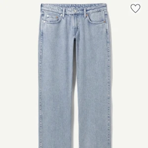 Lågmidjade weekday jeans - Blå lågmidjade weekday jeans🩵Säljer då dem tyvärr var alldeles för små för mig🩵längden är bra på mig som är ca 165cm🤍