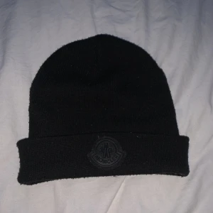 Moncler mössa - One-size använt den 2 gånger säljer den för har köpt en annan mössa å denna behövs ej.
