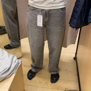 Baggy jeans från bershka köpta i London. Skick:7/10 då det är ett pyttelitet hål på baksidan men knappt synligt, annars är dem i bra fint skick, kanske lite slitna nertill då dom används under sen vinter. 