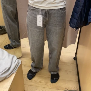 Bershka Jeans 250-300kr - Baggy jeans från bershka köpta i London. Skick:7/10 då det är ett pyttelitet hål på baksidan men knappt synligt, annars är dem i bra fint skick, kanske lite slitna nertill då dom används under sen vinter. 