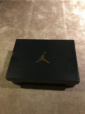JORDAN 1 - Nu säljer jag dessa fantastiska Jordan 1 MEM2. Priset är endast 1100 kronor. Skorna är inköpta via Plick och är i utmärkt skick, bedömt som 9/10. De är helt äkta och i storlek 44.