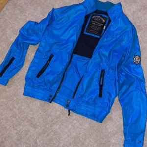 HILFIGER DENIM  - 9/10 den är nästan helt ny.  Ny pris 1500:-  Mitt pris: 400:- 