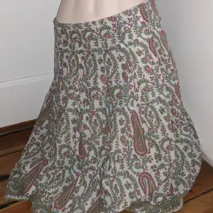 Söt kjol Längd: 61 cm Midja: 37 cm