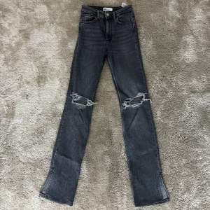 Gråa jeans med slits från Zara, säljs då dem inte används