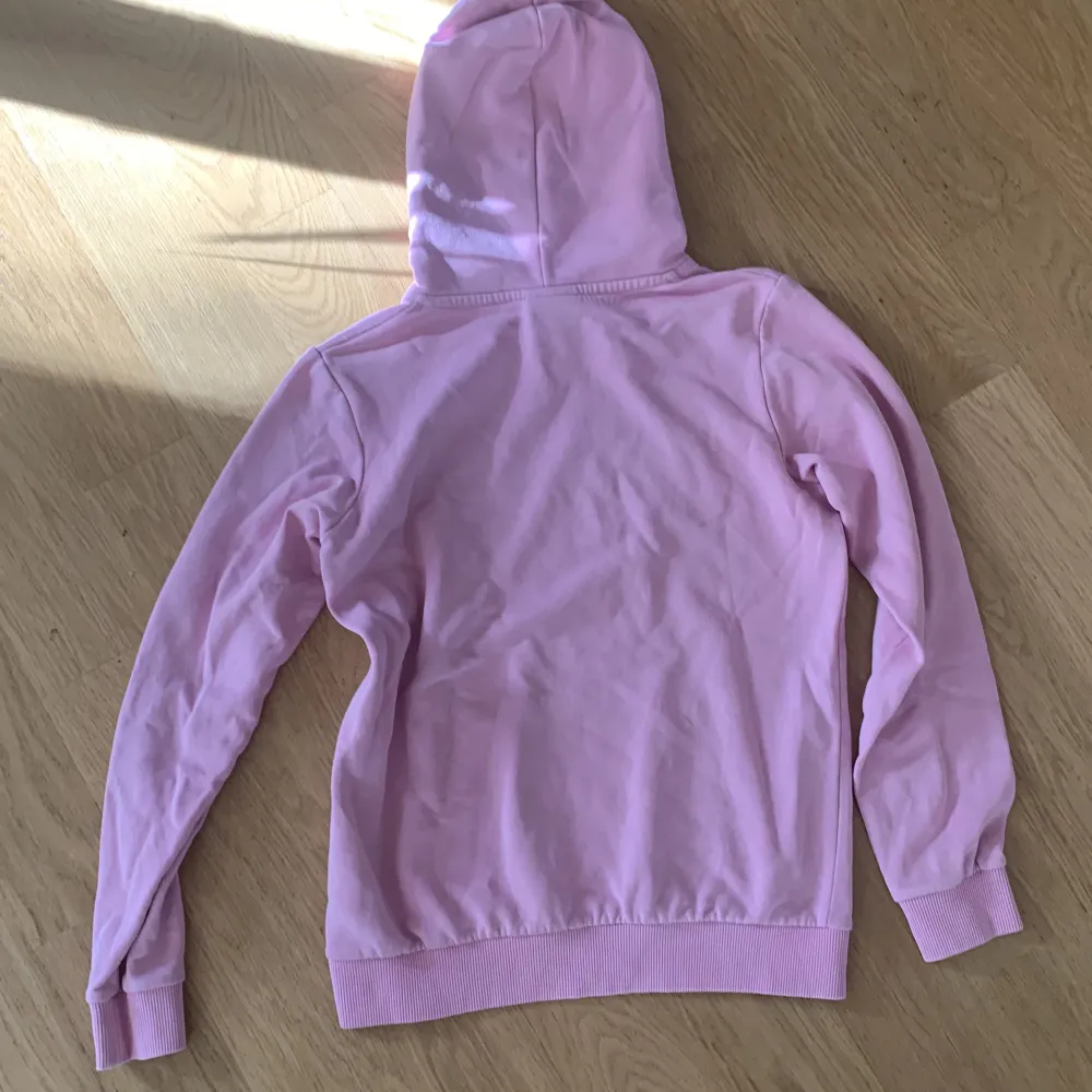 Detta är en Peek Performance Orginal hoodie. Äkta, bra skick och rosa. Hoodies.