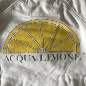 Acqua limone tröja, perfekt till hösten! I använt skick men hel och ren. Str. S. Köpare står för frakt.🌸