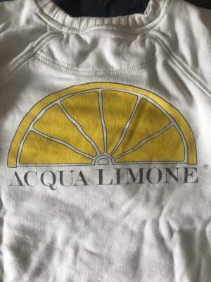 Acqua limone tröja, perfekt till hösten! I använt skick men hel och ren. Str. S. Köpare står för frakt.🌸