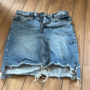 Jeanskjol - Slutar över knät på mej som är 172cm. Använd men hel 