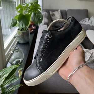 Lanvin - Säljer ett par riktig feta Lanvin’s, skick 8/10. Uk 6, passar 40-41. Orginalbox samt dustbags ingår. Nypris 4500kr, mitt pris 2499kr! 