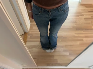 Lågmidjade jeans  - Snygga Lågmidjade jeans med ett hål vid fickan