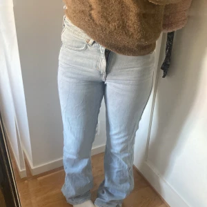 jeans från weekday 🤍 - säljer då dem har blivit för små, köpta på weekday för 500 kr. Lite slitna längst ner då dem varit för långa🤍 skriv för flera frågor!! 