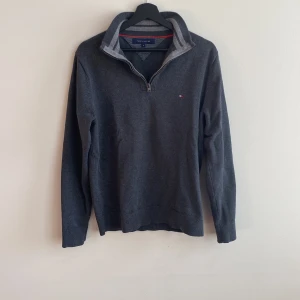 Tommy hilfiger zip tröja. - Grå Tommy hilfiger zip tröja i bomull. Den är storlek medium och bra skick.
